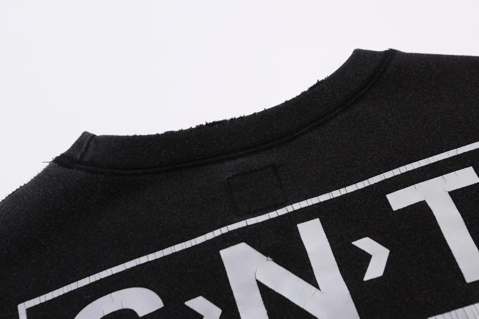 Saint Michael SNT destroyed letters classic retro distressed washed velvet casual loose round neck sweatshirt Fabric: 420g Style number: SM620 Size: S-M-L-XL Color: Black Price: P198
